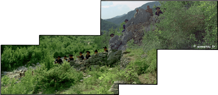 Old Shatterhand et les soldats assiègent la bande de Forrester devant la grotte